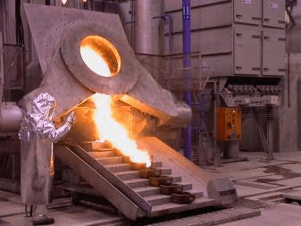 Pouring-molten-charge-into-molds